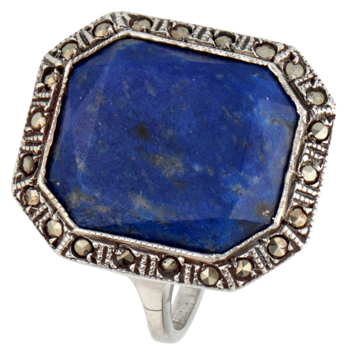 Zilveren Art Deco stijl ring bezet met lapis lazuli en markasiet.