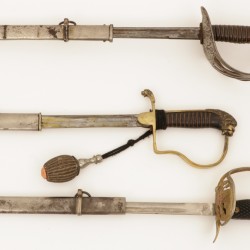 Een lot van (3) diverse sabels, waaronder twee officierssabels, 19e eeuw.
