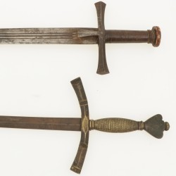Een lot van (2) diverse Touareg zwaarden, Noord Afrika, 19e/ 20e eeuw.