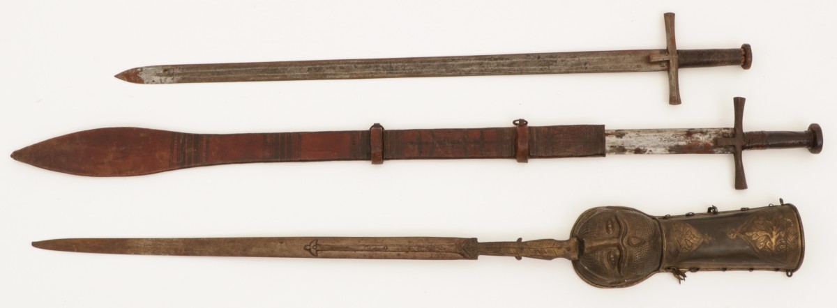 Een lot van (3) diverse zwaarden, waaronder twee Touareg zwaarden, Noord Afrika, 19e/ 20e eeuw.