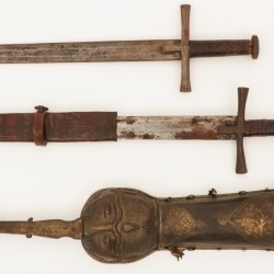 Een lot van (3) diverse zwaarden, waaronder twee Touareg zwaarden, Noord Afrika, 19e/ 20e eeuw.