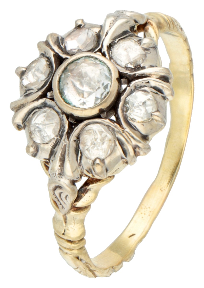 14K Geelgouden entourage ring met diamant op folie.