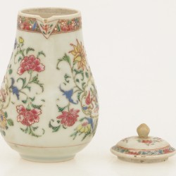 Een porseleinen chocolade kan met famile rose decor. China, 18e eeuw.