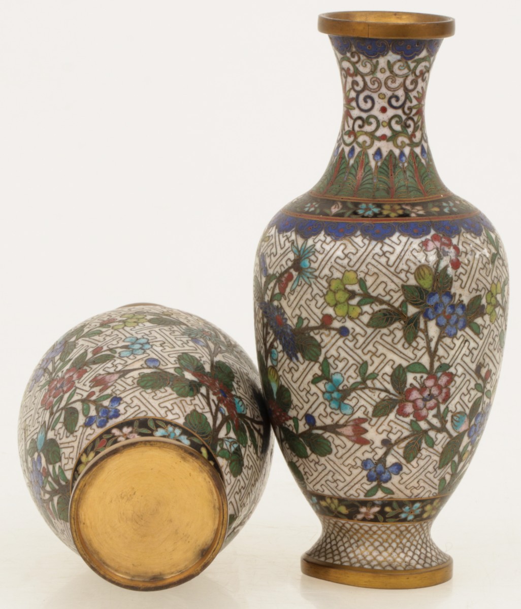 Een set van (2) cloisonne vaasjes.begin 20e eeuw.