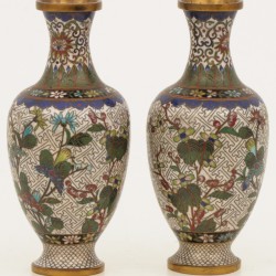 Een set van (2) cloisonne vaasjes.begin 20e eeuw.