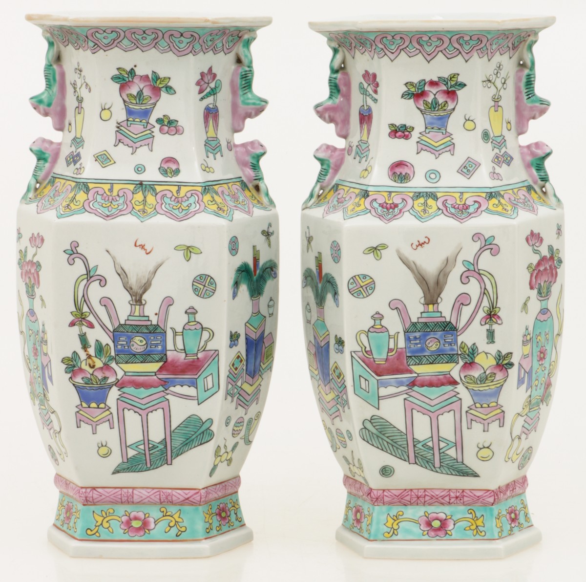 Een set van (2) porseleinen vazen met floraal decor. China, eind 20e eeuw.