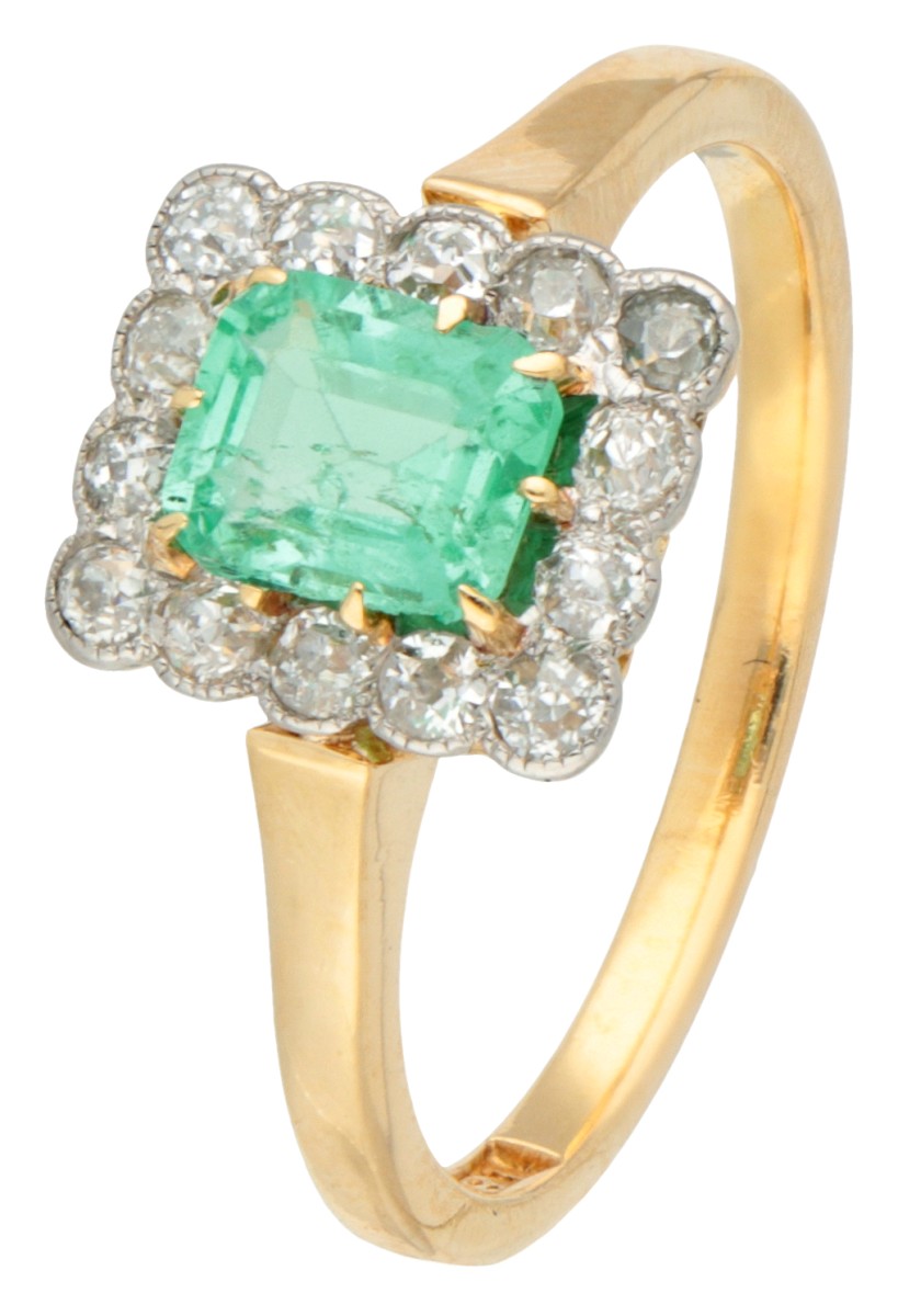 14K Geelgouden entourage ring bezet met groene steen en diamant.