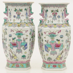 Een set van (2) porseleinen vazen met floraal decor. China, eind 20e eeuw.