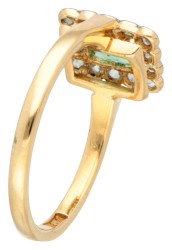 14K Geelgouden entourage ring bezet met groene steen en diamant.