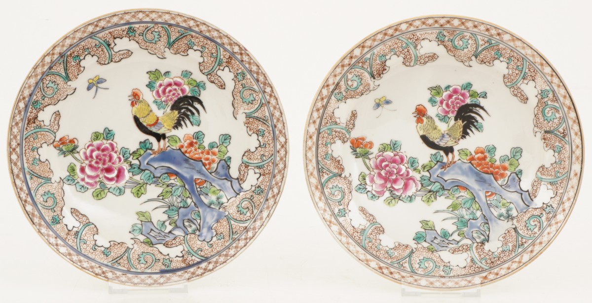 Een lot set van (2) porseleinen borden met famile rose decor. Samson Parijs, 20e eeuw.