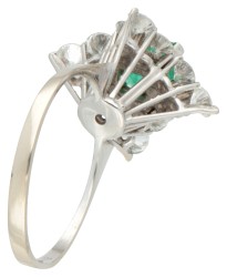 18K Witgouden entourage ring bezet met ca. 1.01 ct. smaragd en diamant.