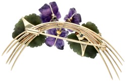 14K Geelgouden florale broche bezet met gesneden amethist en nefriet.