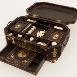 Een houten speeldoos met Chinoiseries decor. Begin 2e eeuw.