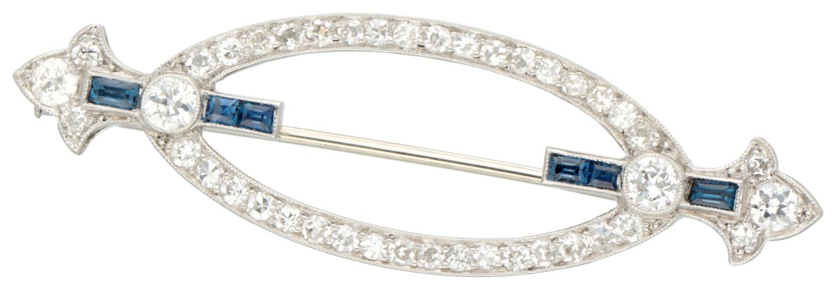 Platina Art Deco broche bezet met ca. 0.88 ct. diamant en saffier.