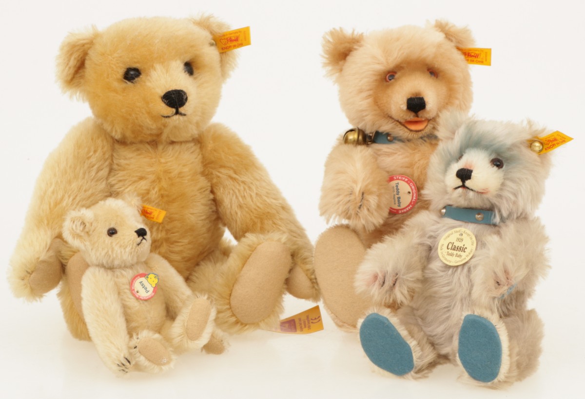 Een lot bestaande uit (4) zgn. 'Teddy' beren. Allen door Steiff.