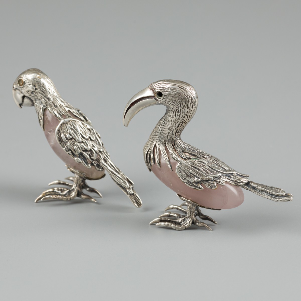 Miniatuur papegaai en toekan met agaat en zilver.