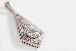 Art Deco BWG 10K witgouden hanger bezet met ca. 0.53 ct. old European diamant.