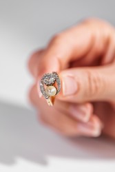 14K Geelgouden Toi et Moi ring bezet met ca. 1.00 ct. diamant en cultivé parel in platina.