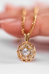 18K Geelgouden hanger met oud slijpsel diamanten aan collier.