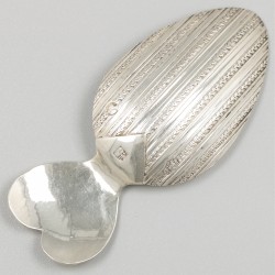 Theeduim zilver.