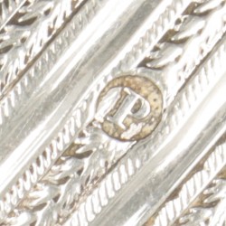 Theeduim zilver.