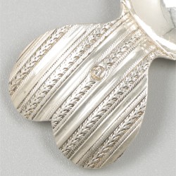 Theeduim zilver.