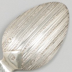 Theeduim zilver.