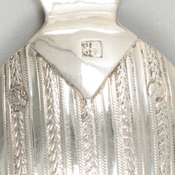 Theeduim zilver.