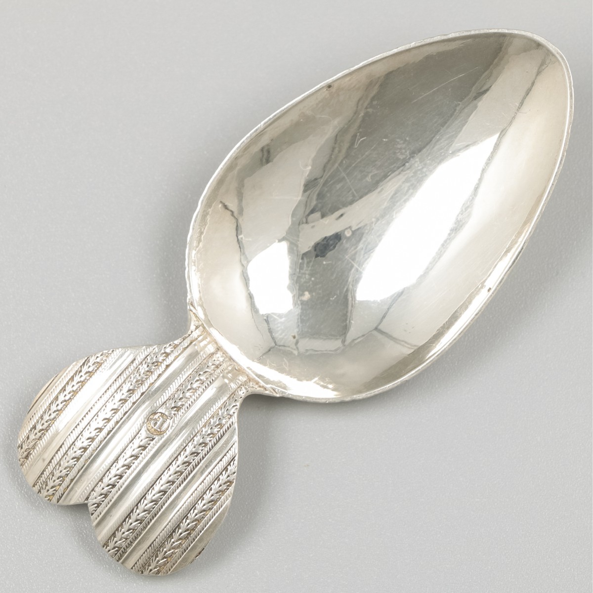 Theeduim zilver.