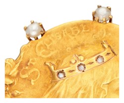 14K Geelgouden broche met patroonheilige Sint Elisabeth en halve parels.