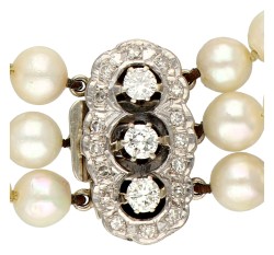 Drierijige armband van gecultiveerde parels met BWG witgouden diamanten slot bezet met ca. 0.65 ct. diamant.