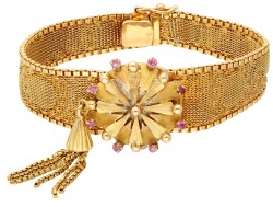 18K Geelgouden armband met horloge 'sous capot' en bezet met robijn.