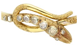 18K Geelgouden slangenarmband met diamant gezet op folie.