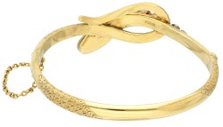 18K Geelgouden slangenarmband met diamant gezet op folie.