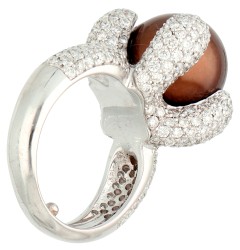 18K Witgouden entourage ring bezet chocolate Tahiti parel met ca. 2.5 ct. diamant.