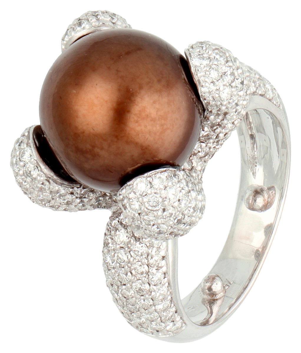 18K Witgouden entourage ring bezet chocolate Tahiti parel met ca. 2.5 ct. diamant.