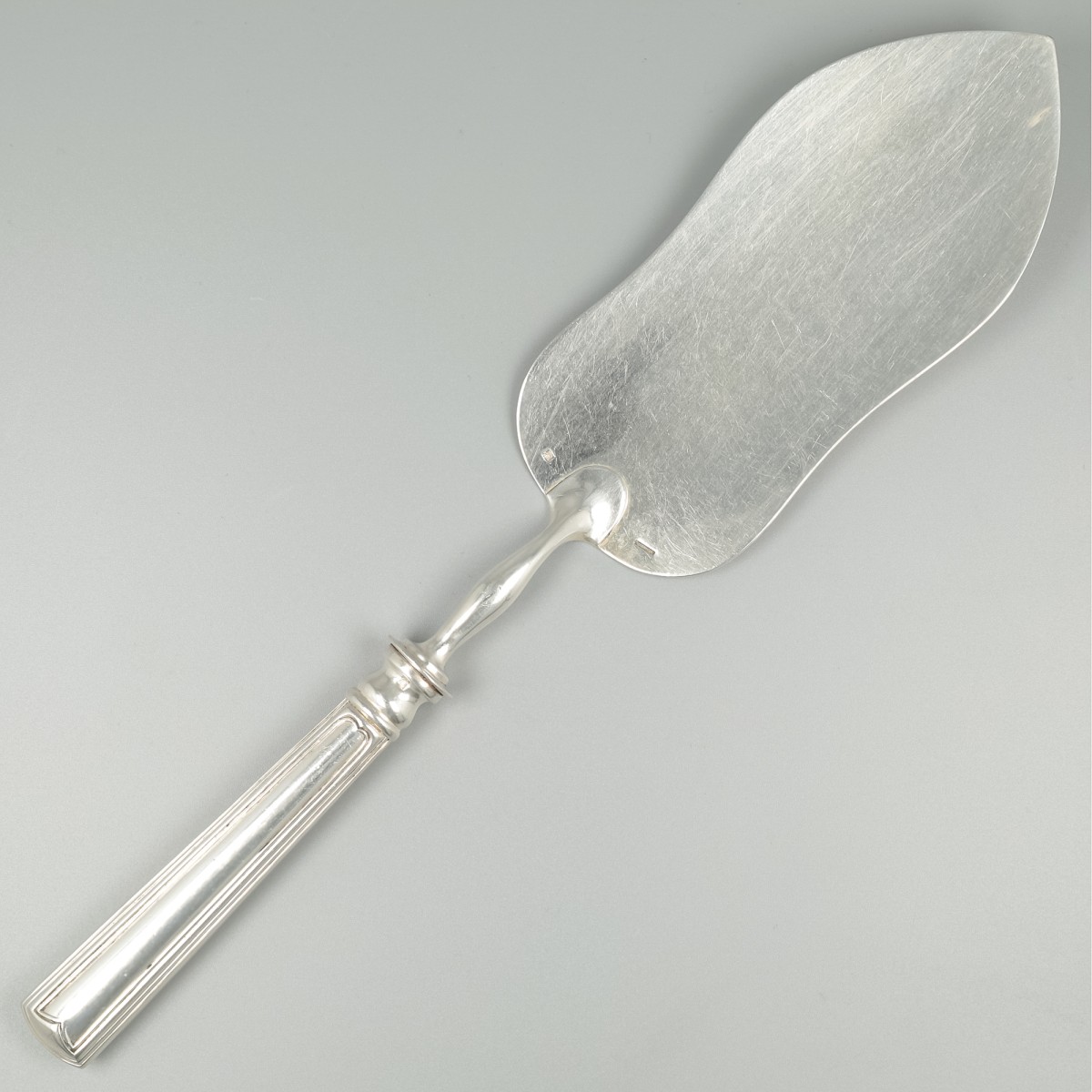 Christofle Art Deco taartschep, model Chevron, verzilverd.
