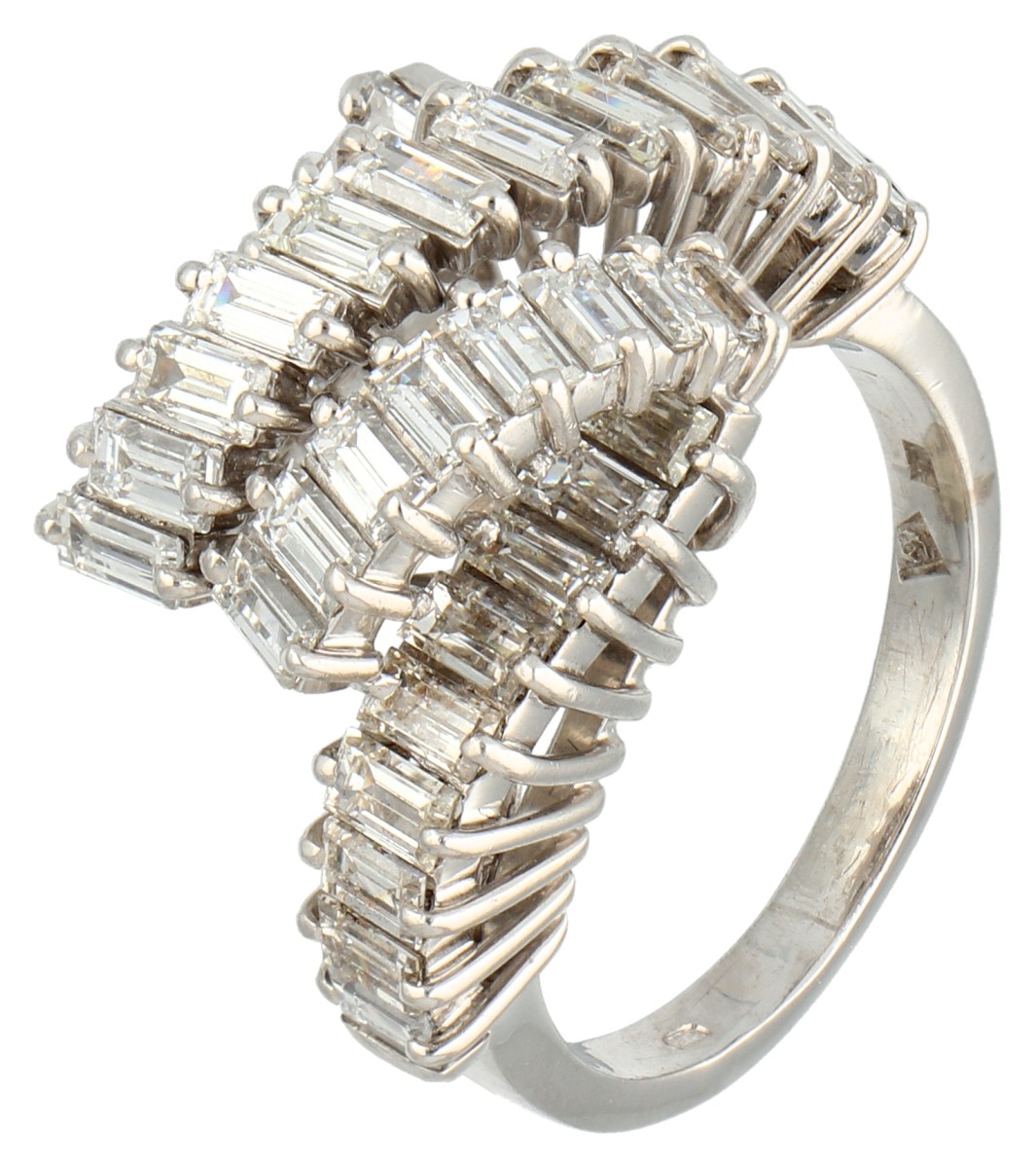 18K Witgouden driedimensionale cluster ring bezet met ca. 2.18 ct. diamant.