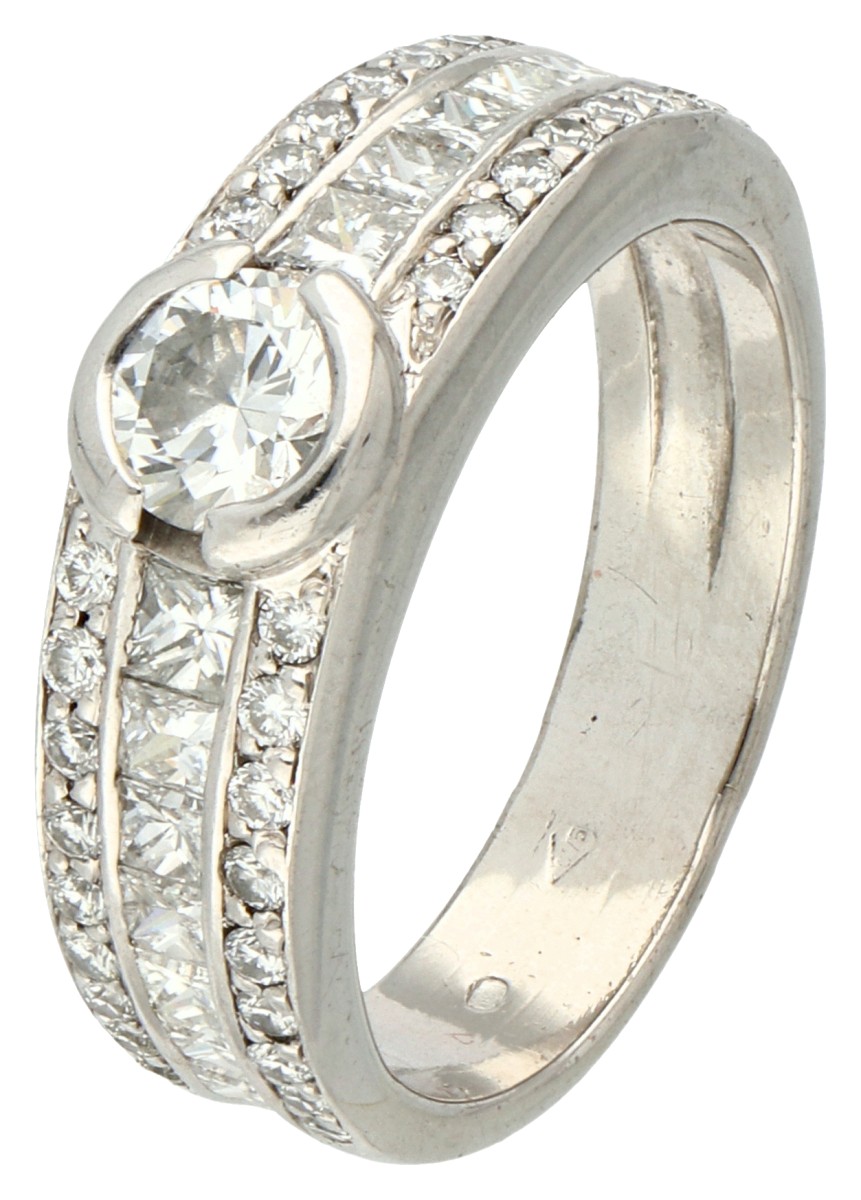 18K Witgouden shoulder ring bezet met ca. 1.02 ct. diamant.