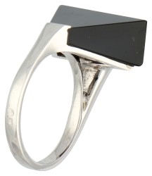 18K Witgouden monochrome design ring bezet met ca. 0.16 ct. onyx en diamant.