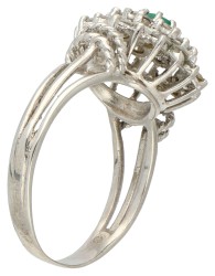 14K Witgouden entourage ring bezet met ca. 0.60 ct. diamant en smaragd.