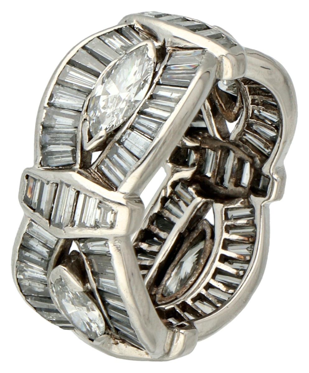 Platina alliance ring bezet met marquise en baguette geslepen diamant.