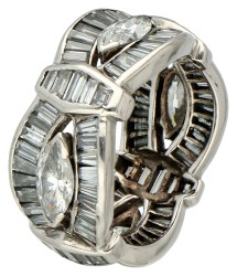 Platina alliance ring bezet met marquise en baguette geslepen diamant.