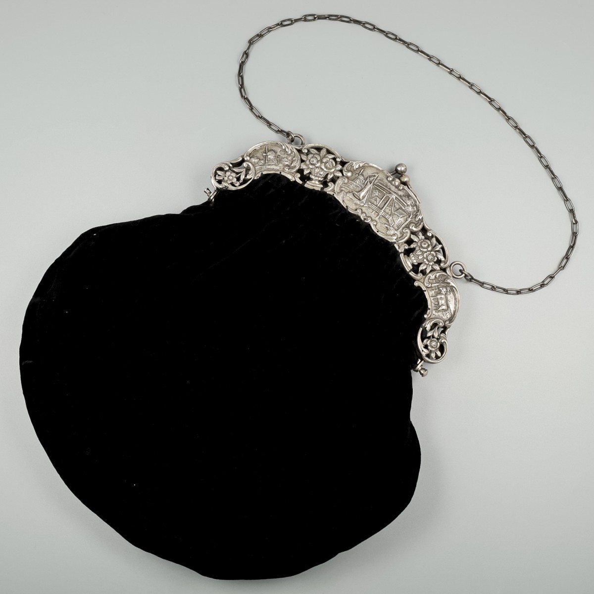 Beugeltas zilver.