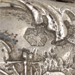Beugeltas zilver.