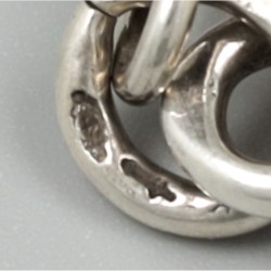 Beugeltas zilver.