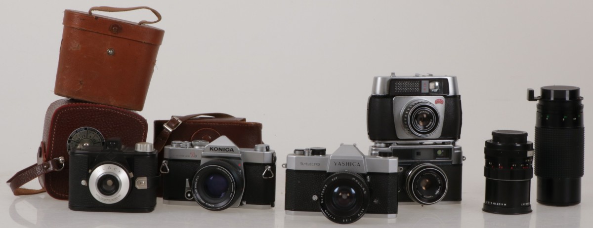 Een lot bestaande uit diverse camera's, waaronder Konica en Yashica, 2e helft 20e eeuw.