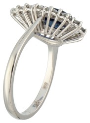 Platina entourage ring bezet met ca. 3.0 ct. natuurlijke saffier en diamant.