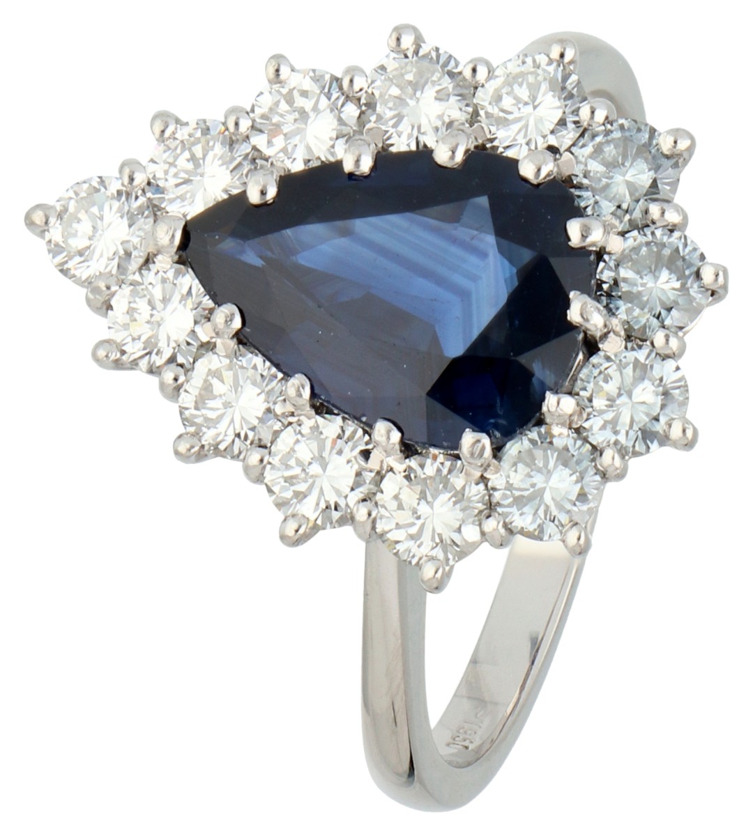 Platina entourage ring bezet met ca. 3.0 ct. natuurlijke saffier en diamant.