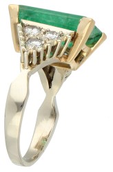 BWG 12K witgouden entourage ring bezet met ca. 4.93 ct. smaragd en diamant.